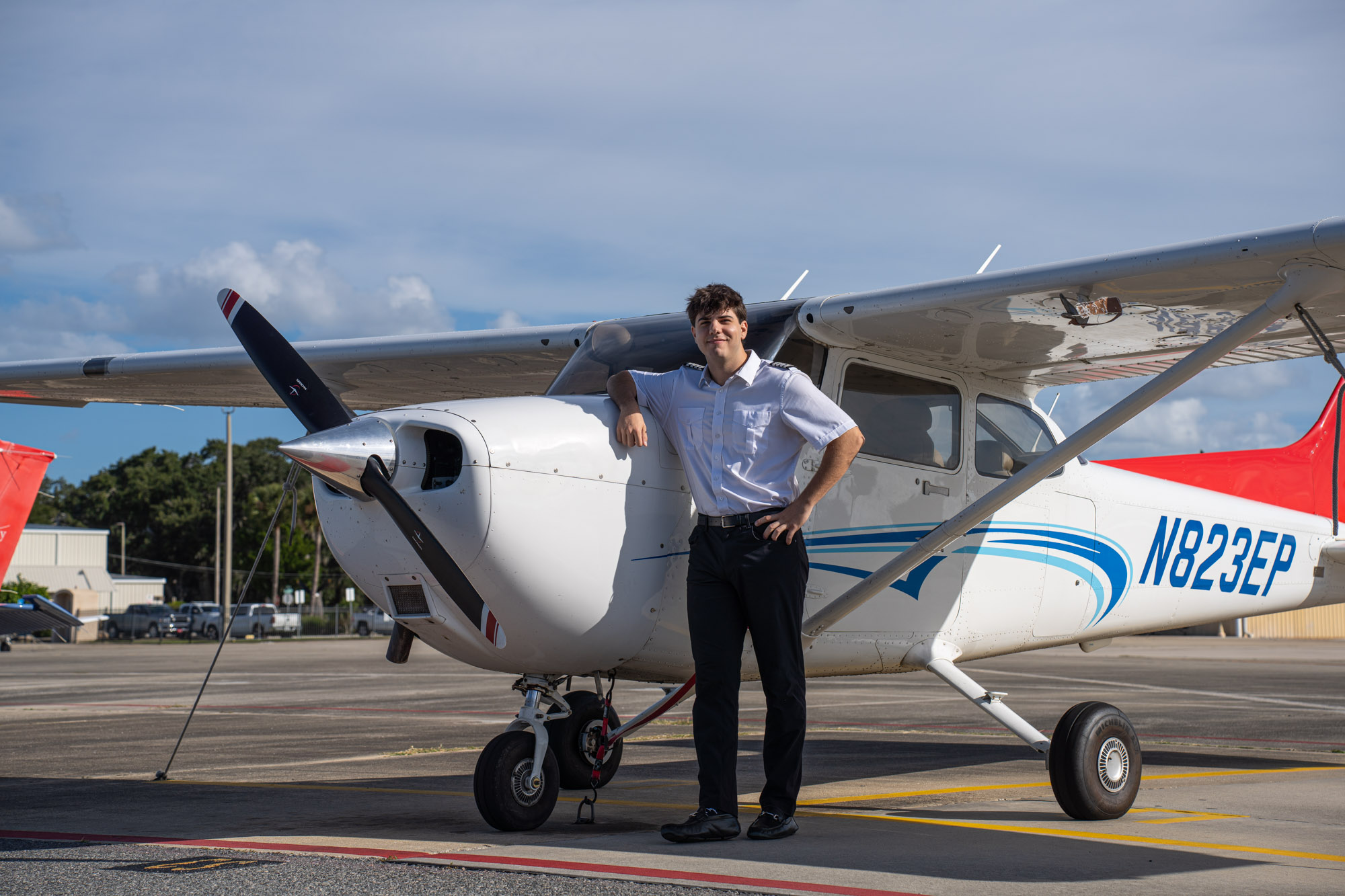 Thomas Vidal standing next to a Cessna 172